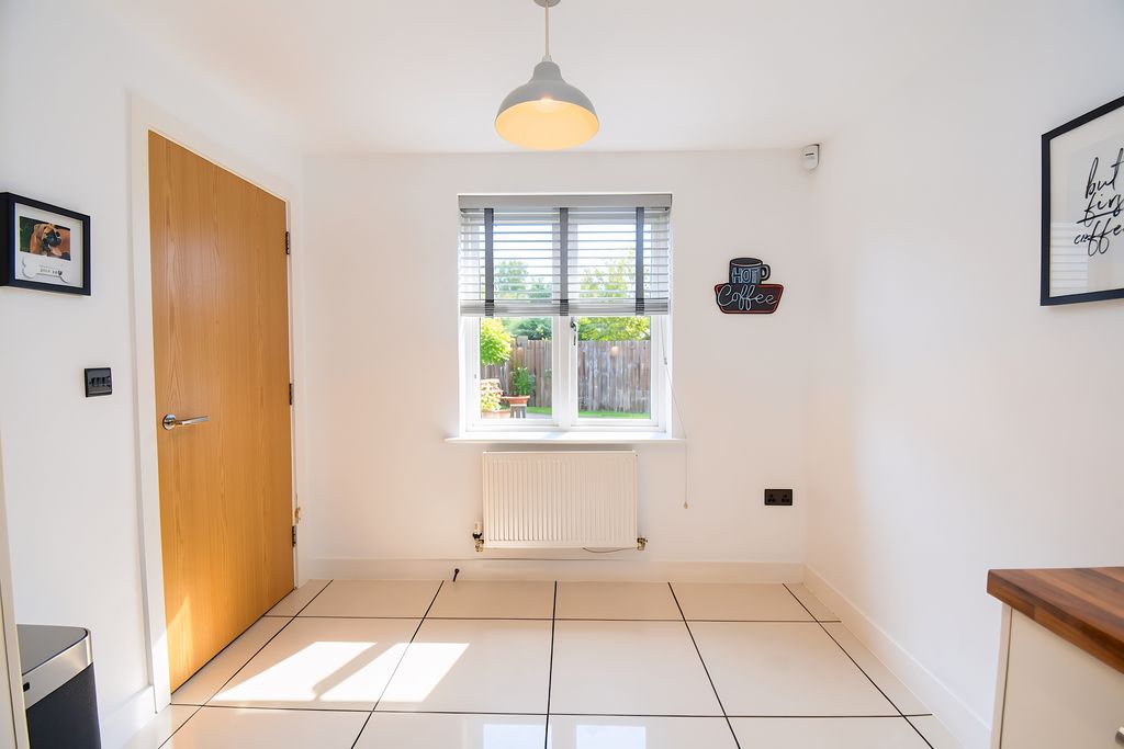 Kitchen / Breakfast Room- click for photo gallery